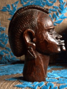 Cliquer pour agrandir Tête sculptée par des Masaïs Tous droits réservés Michèle LALLEE-LENDERS